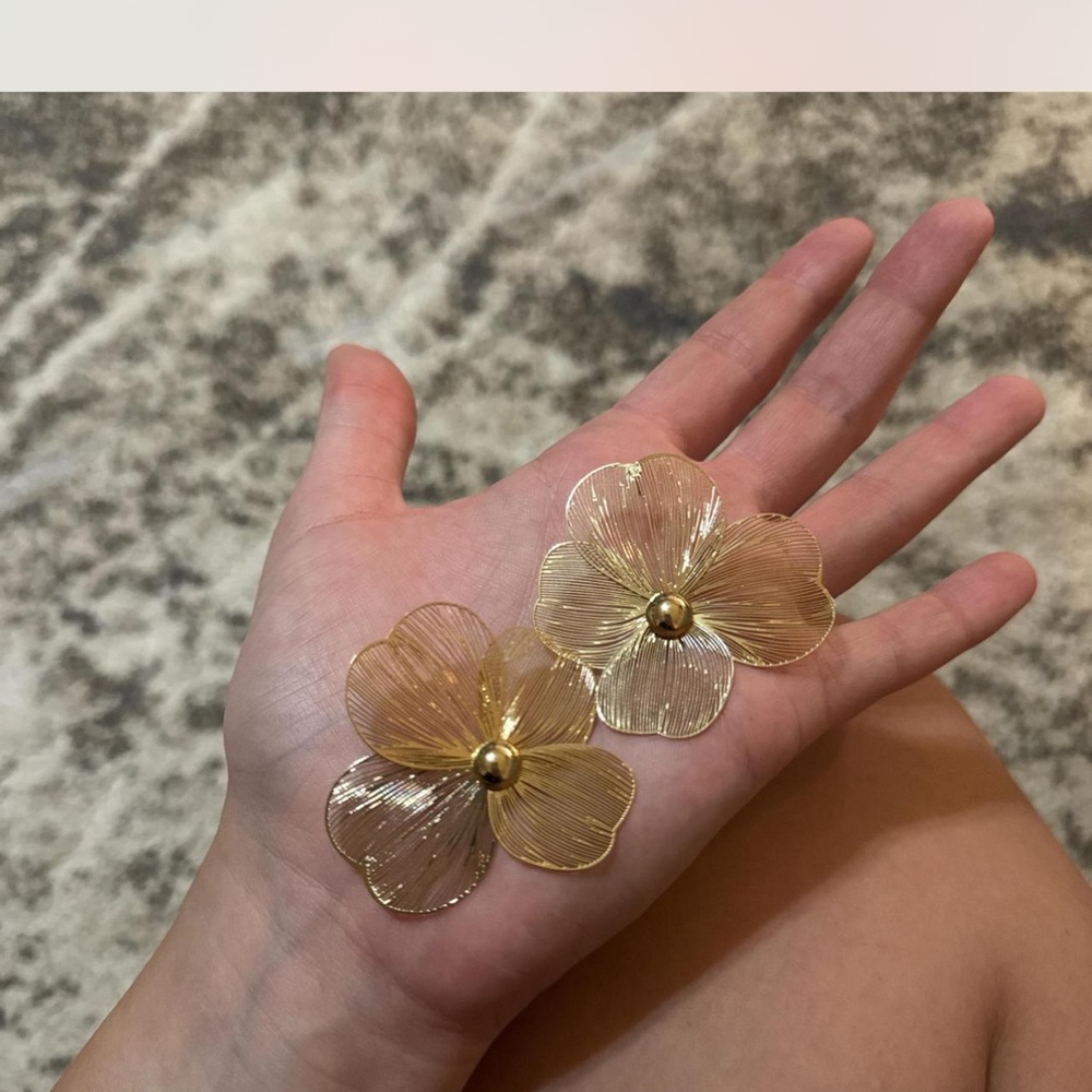 Elegant Gold Flower Earrings
